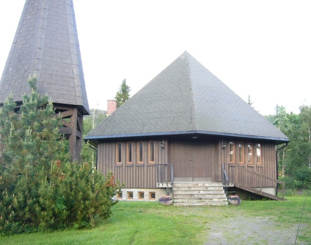 Trekirke oppført i 1976.