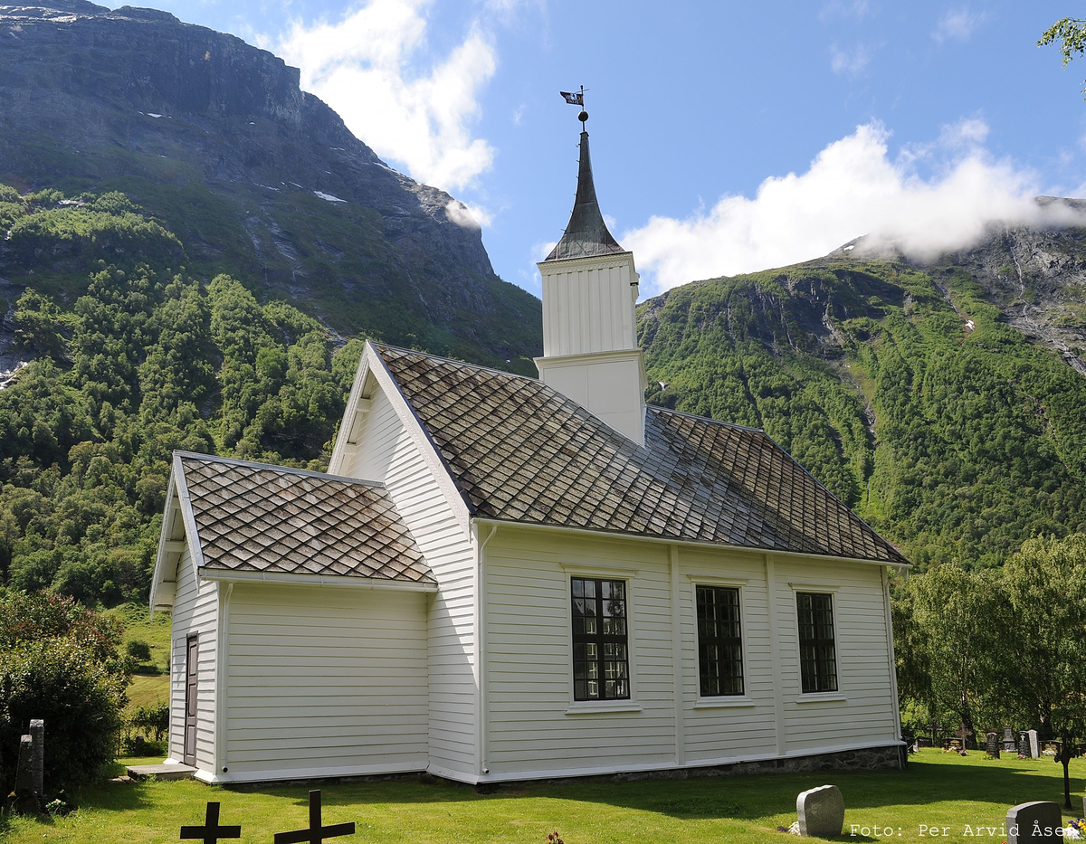 Trekirke oppført i 1866.