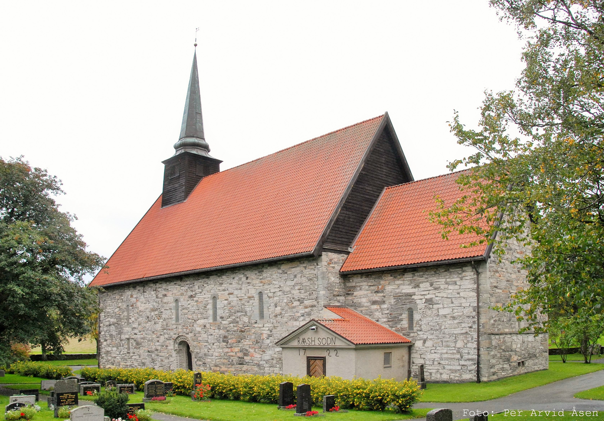 Steinkirke fra middelalderen, oppført ca år 1180.