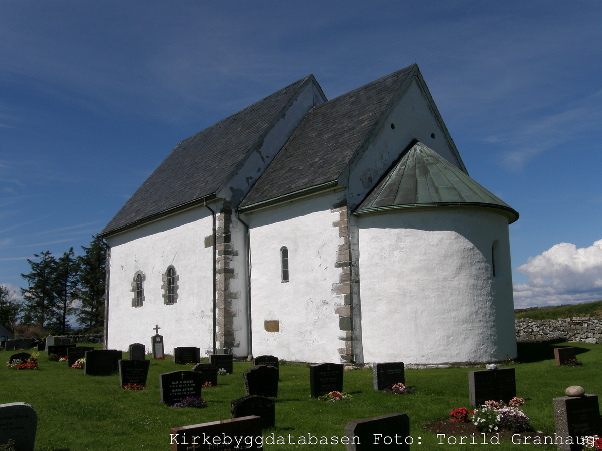 Steinkirke fra middelalderen, oppført ca år 1100.