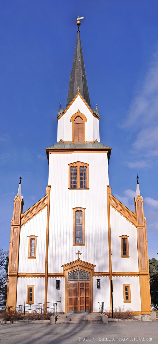 Trekirke oppført i 1882.