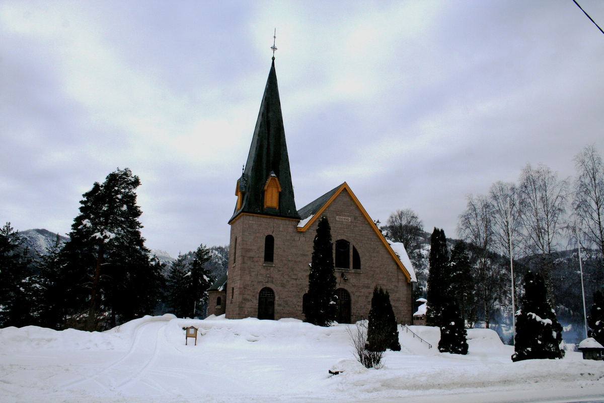 Mur/steinkirke oppført i 1915.