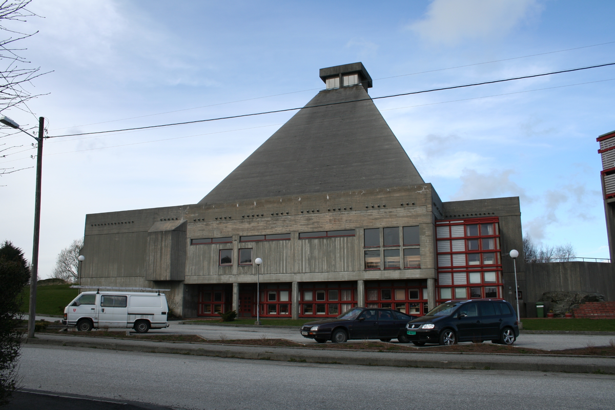 Mur/steinkirke oppført i 1972.
