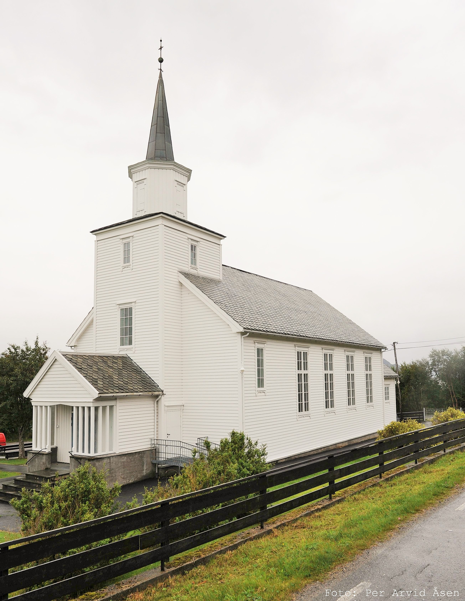 Trekirke oppført i 1927.