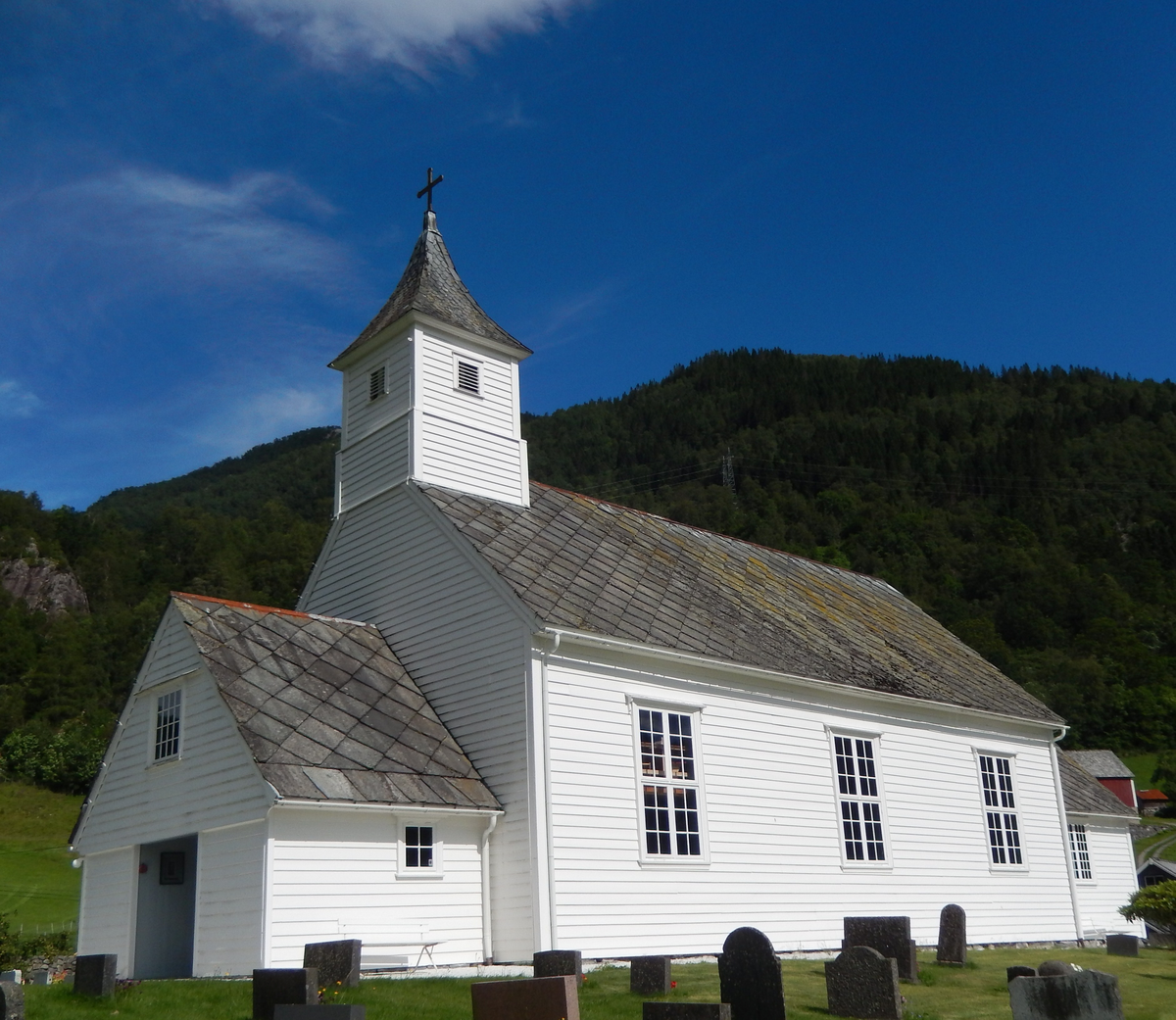 Trekirke oppført i 1735.