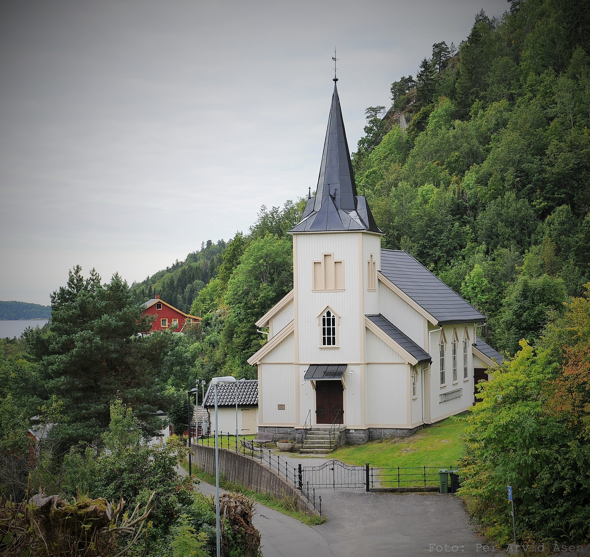 Trekirke oppført i 1891.
