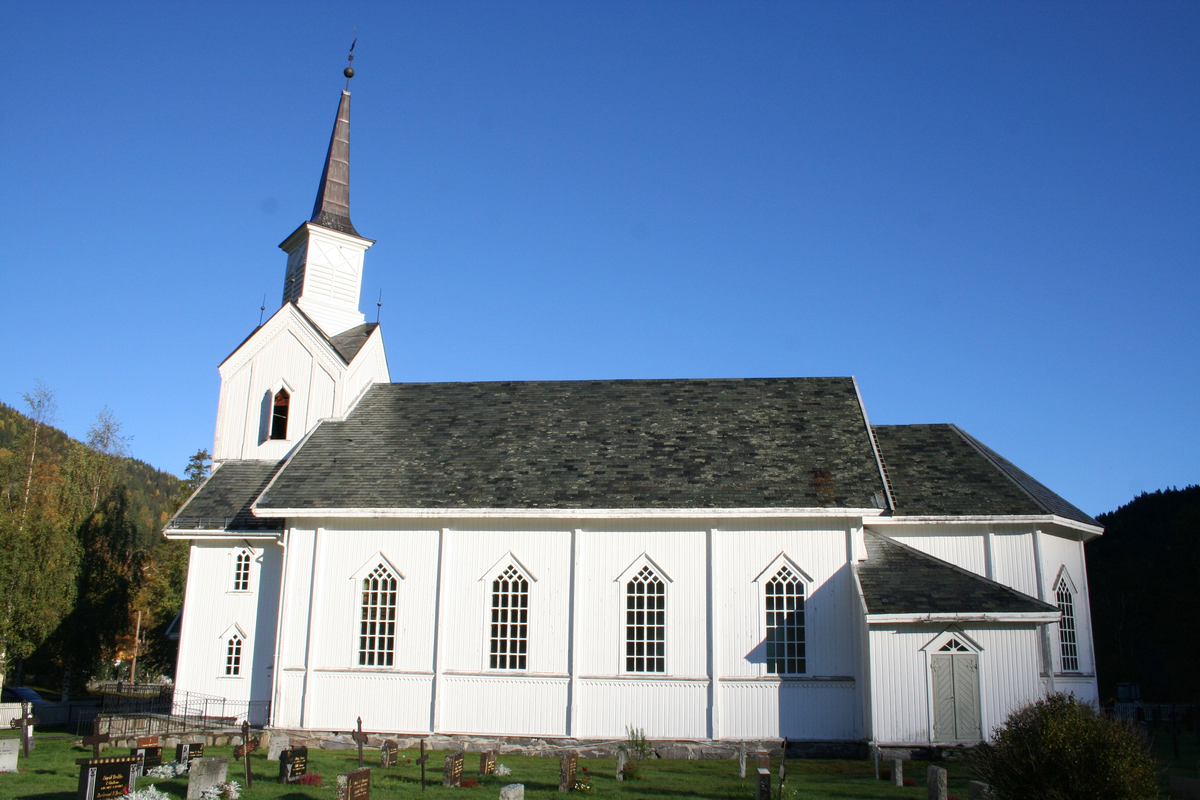 Trekirke oppført i 1880.