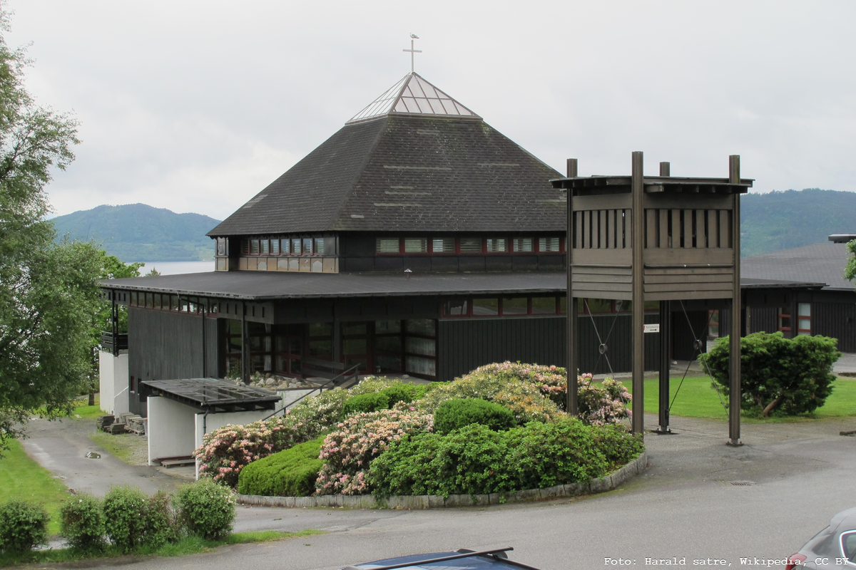 Trekirke oppført i 1978.