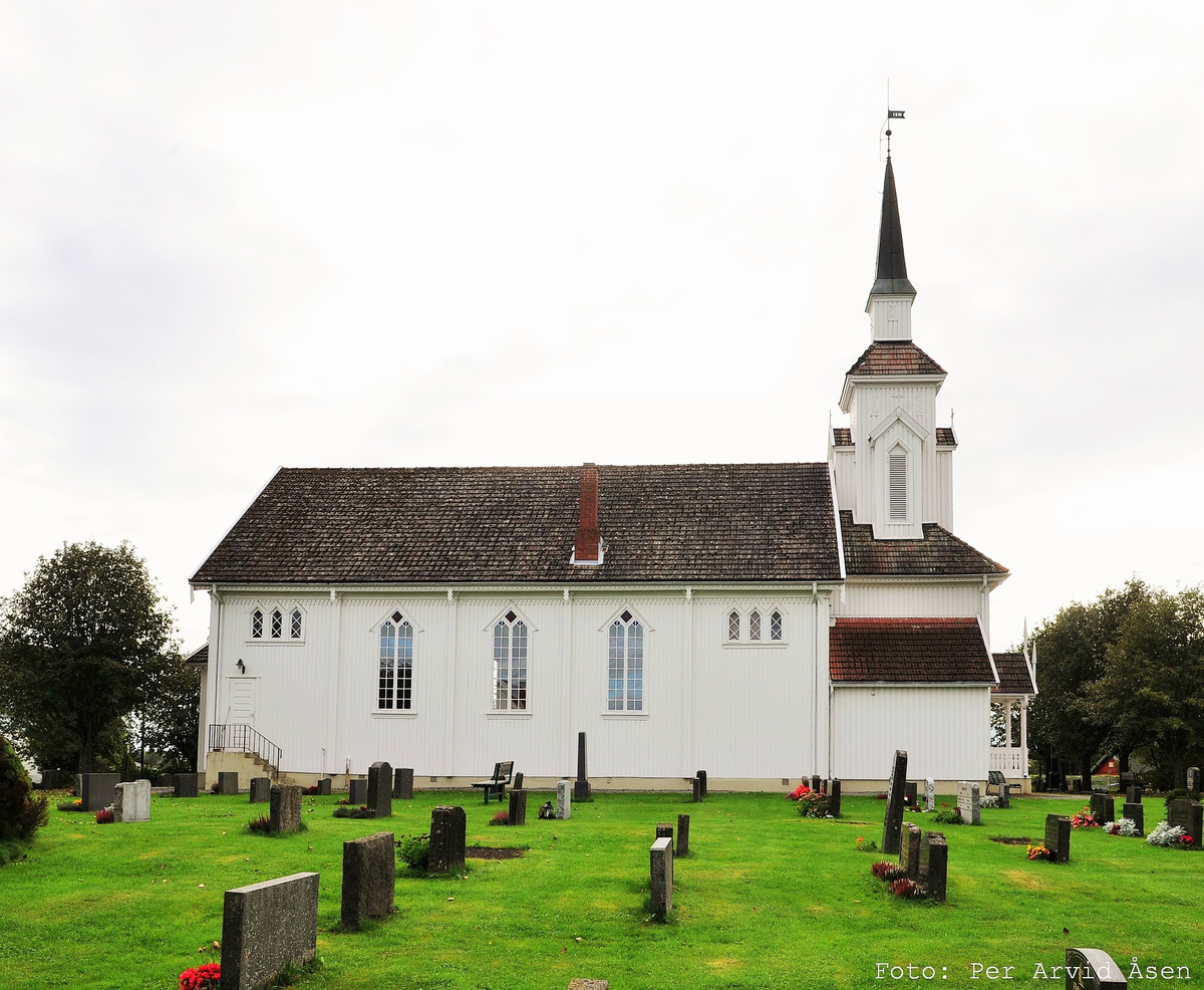Trekirke oppført i 1857.