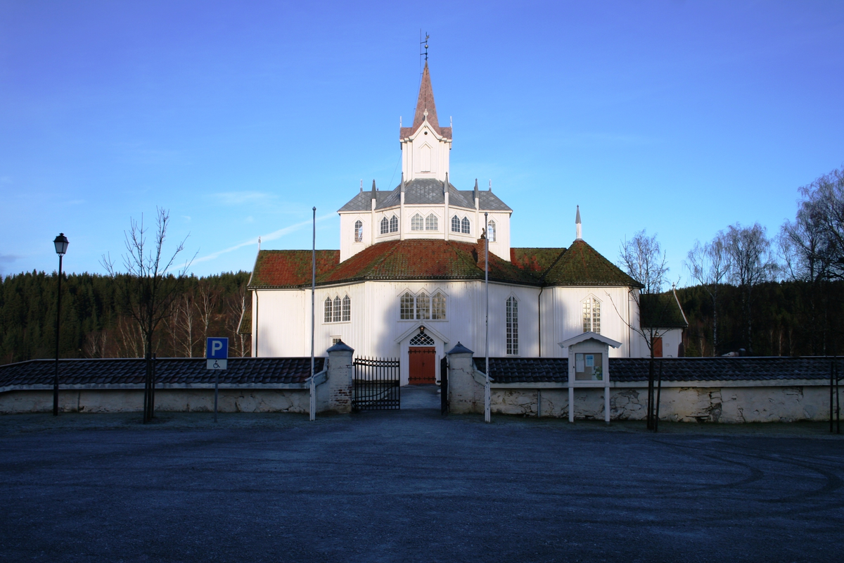 Trekirke oppført i 1861.