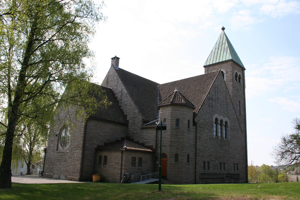 Mur/steinkirke oppført i 1925.
