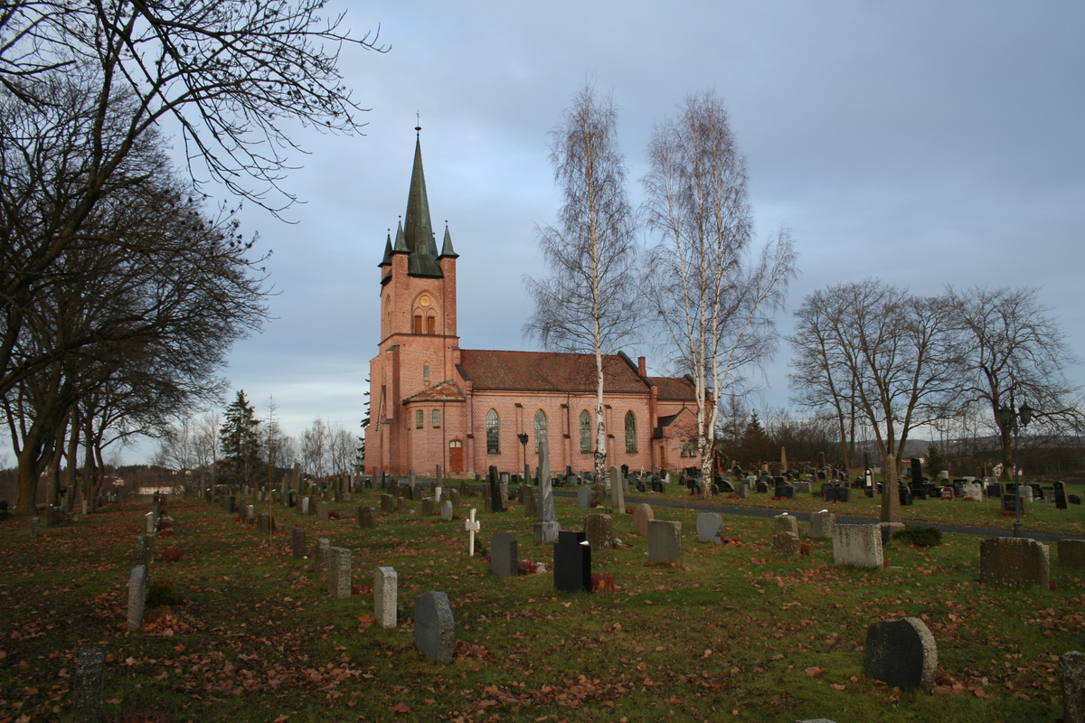 Mur/steinkirke oppført i 1866.