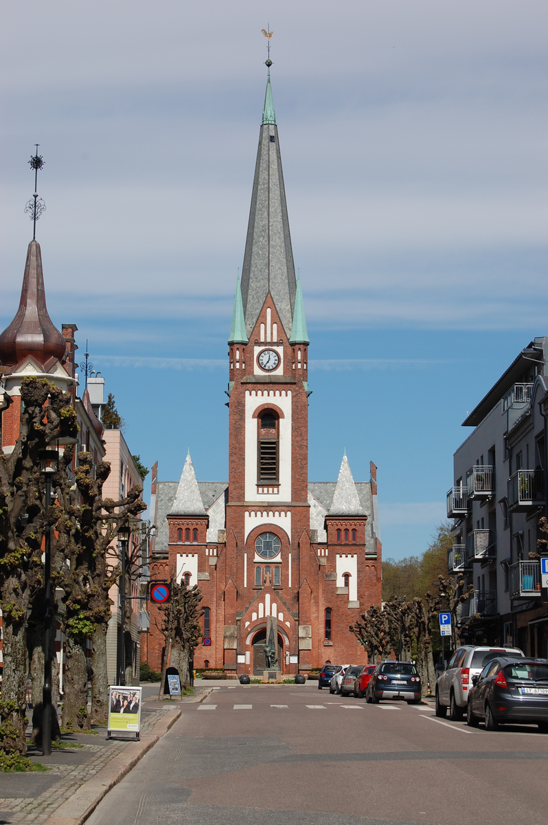 Mur/steinkirke oppført i 1903.