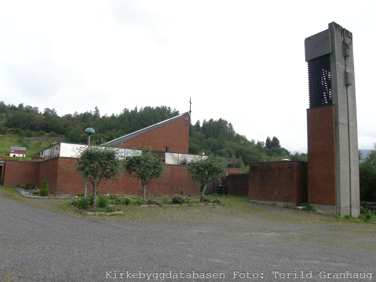 Mur/steinkirke oppført i 1977.
