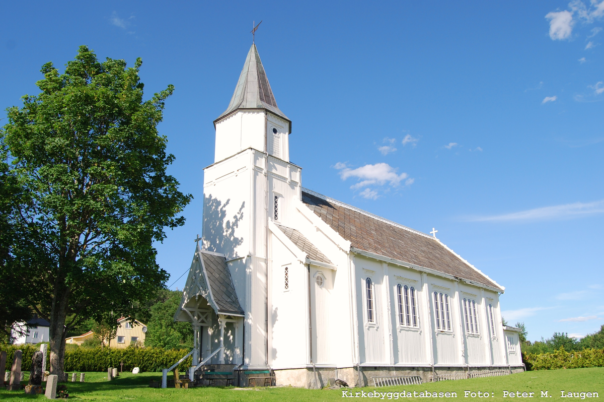 Trekirke oppført i 1888.