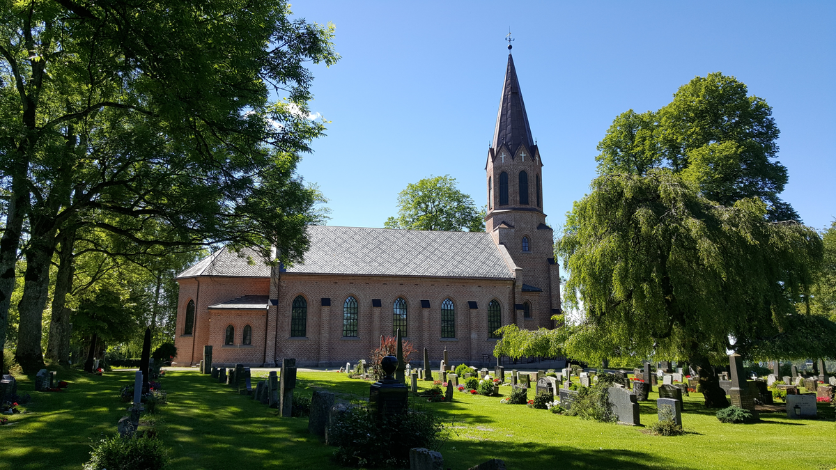 Mur/steinkirke oppført i 1867.