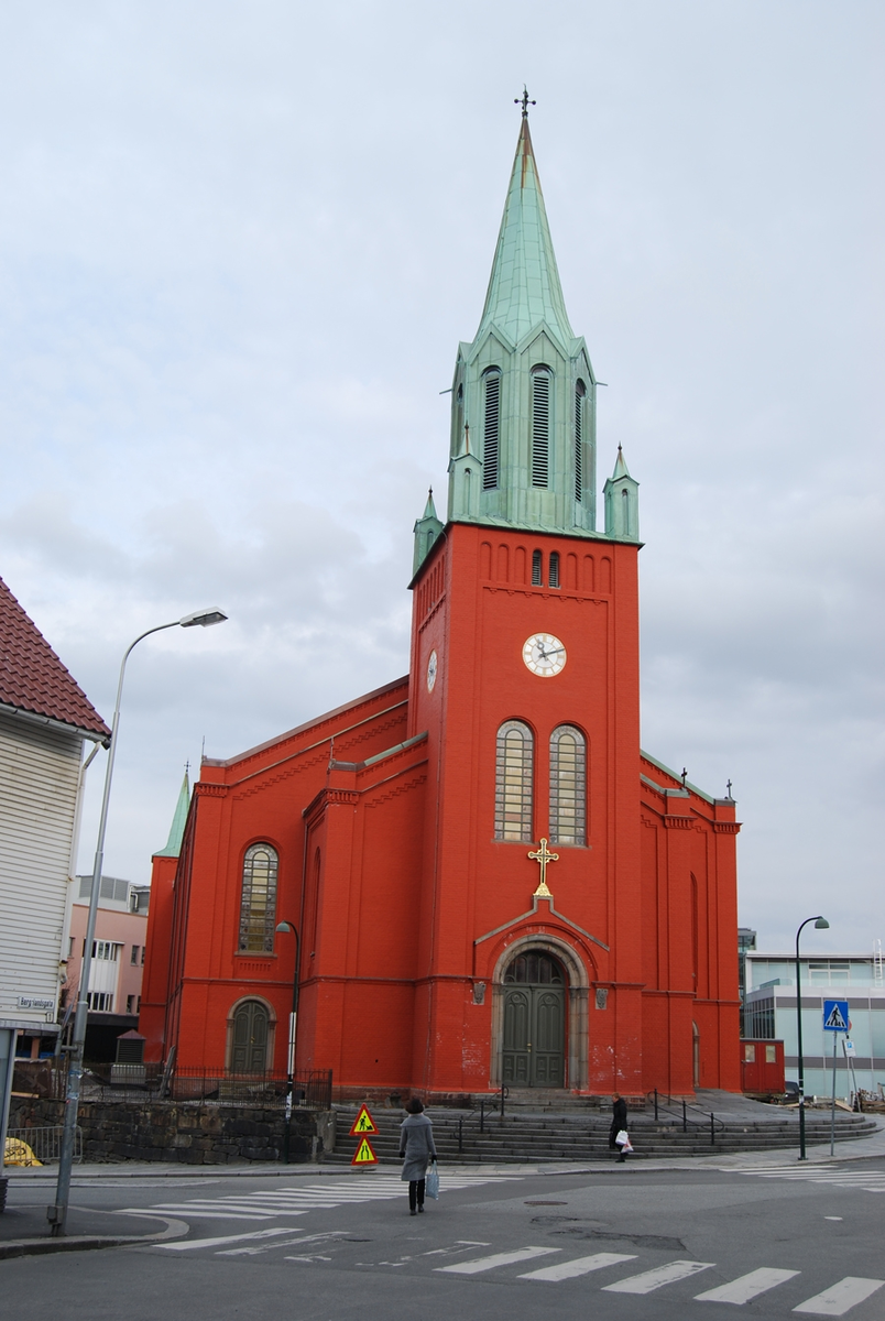 Mur/steinkirke oppført i 1866.