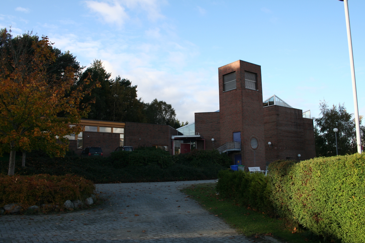 Mur/steinkirke oppført i 1987.