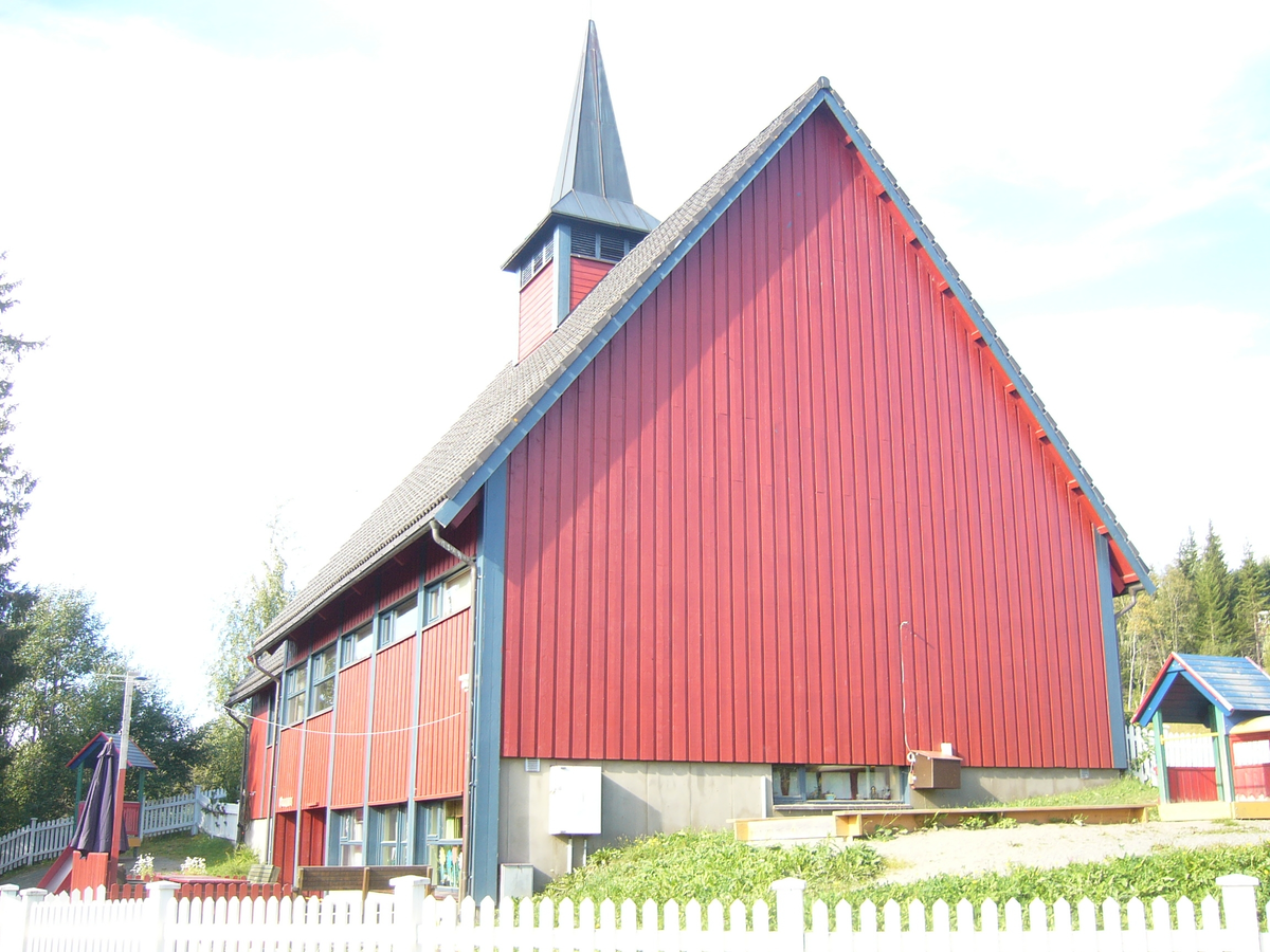 Trekirke oppført i 1986.