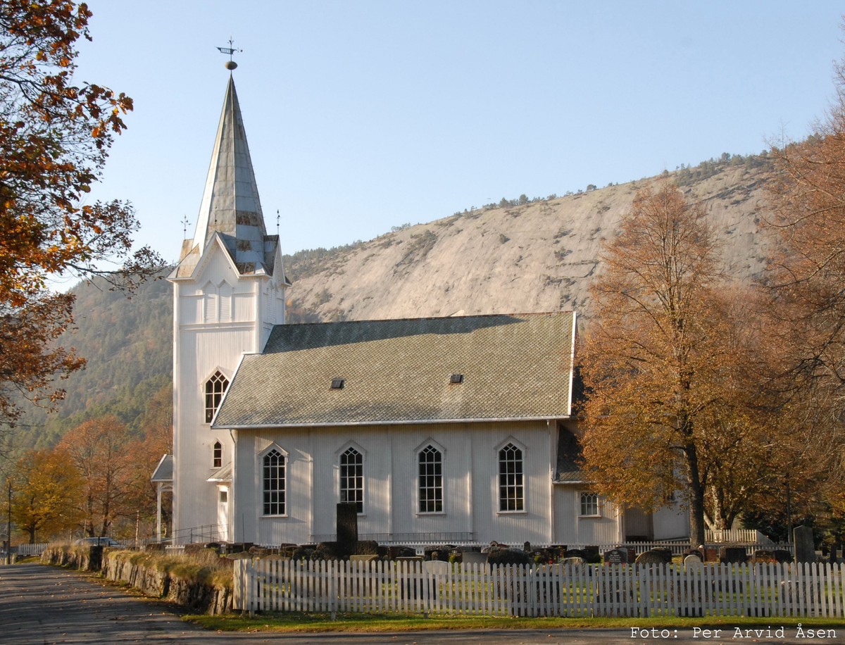 Trekirke oppført i 1909.