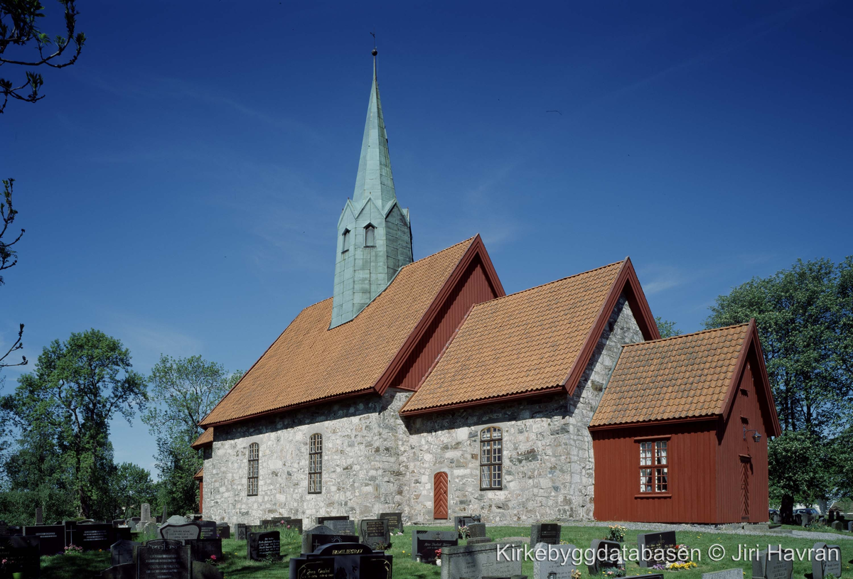 Steinkirke fra middelalderen, oppført ca år 1200.