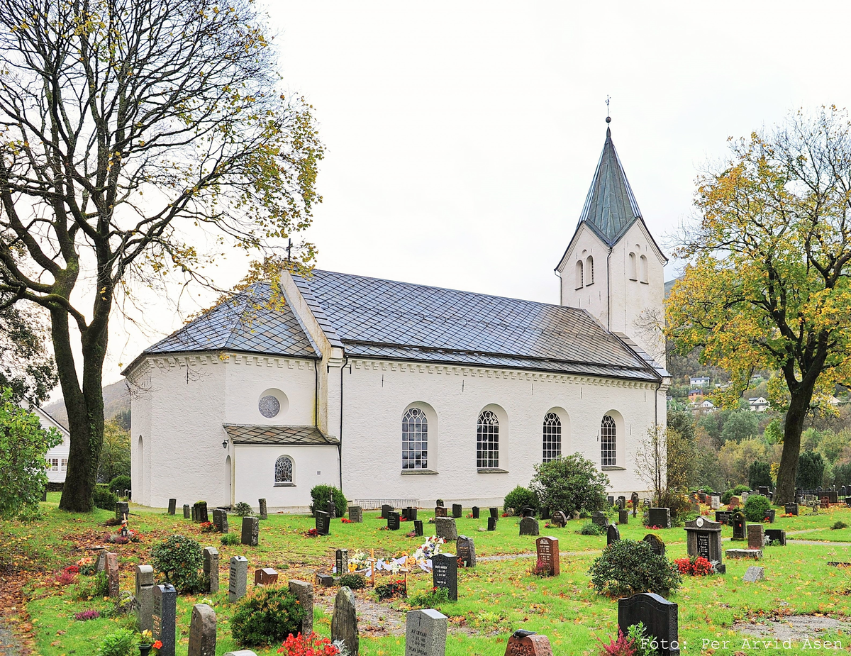 Mur/steinkirke oppført i 1865.