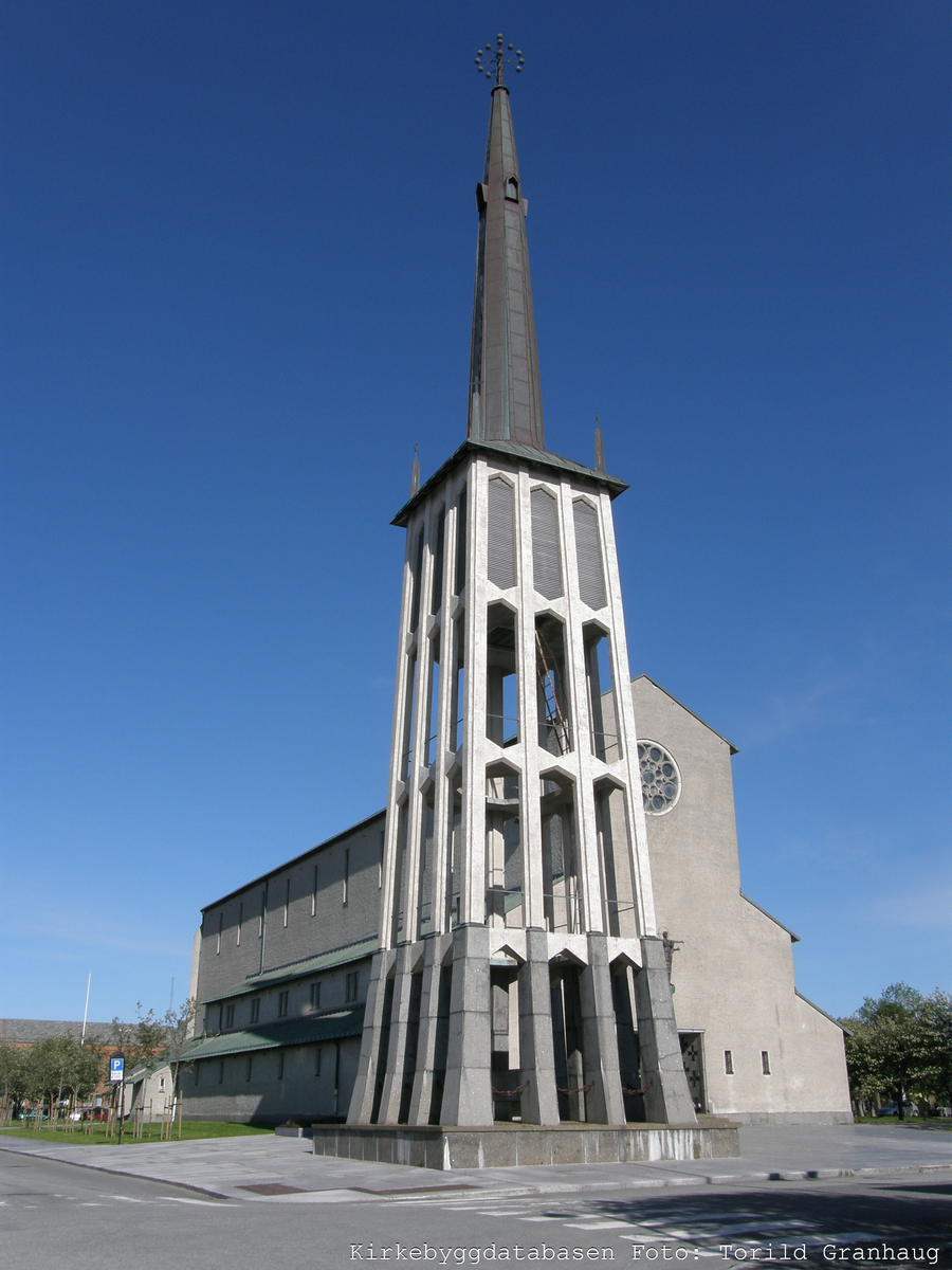 Mur/steinkirke oppført i 1956.