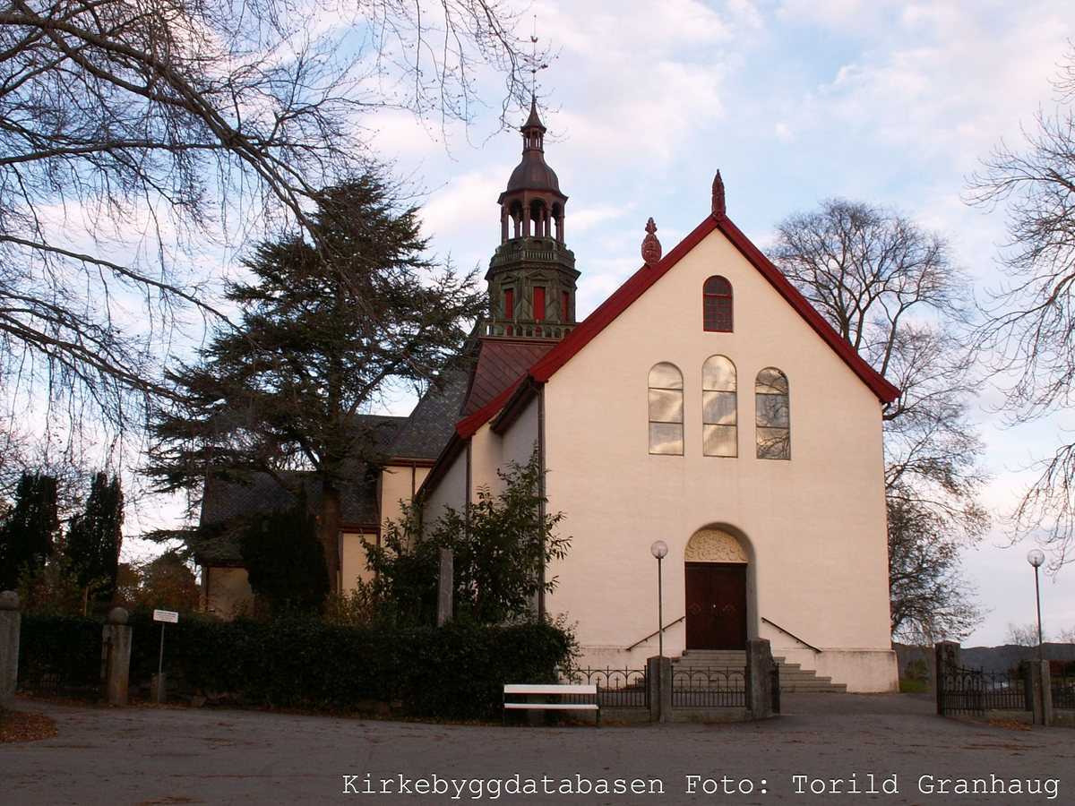 Steinkirke fra middelalderen, oppført ca år 1300.