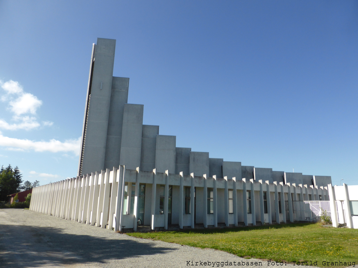 Mur/steinkirke oppført i 1978.