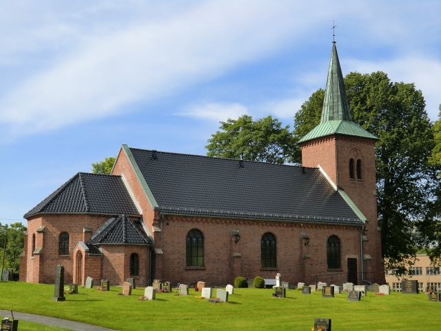 Mur/steinkirke oppført i 1865.