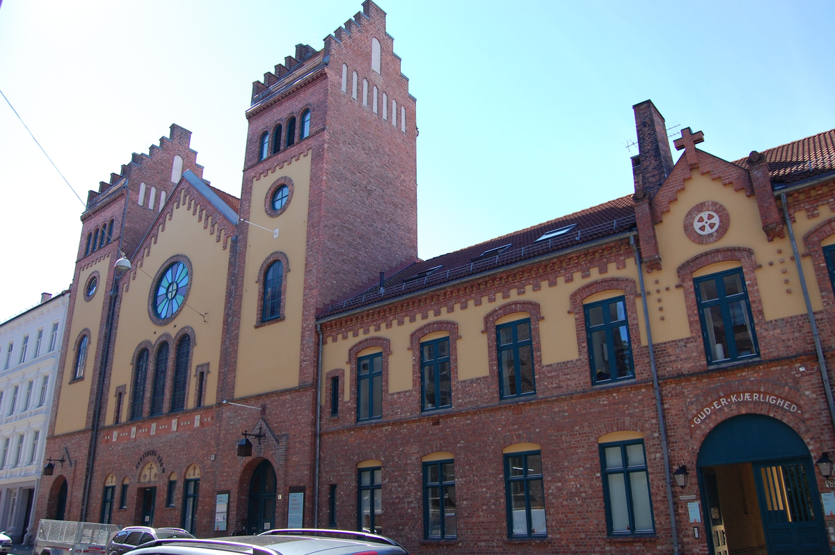 Mur/steinkirke oppført i 1907.