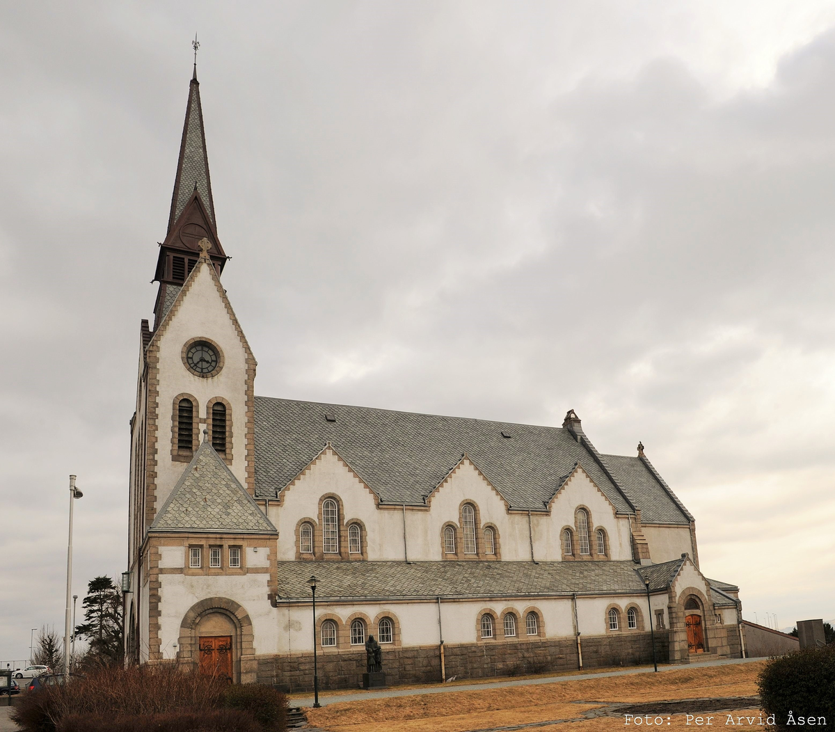 Mur/steinkirke oppført i 1909.