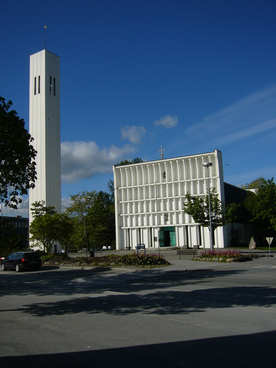 Mur/steinkirke oppført i 1965.