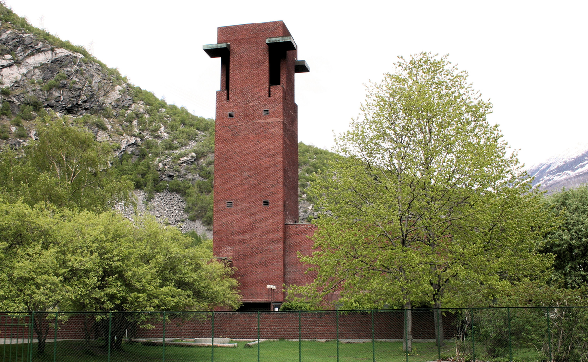 Mur/steinkirke oppført i 1970.