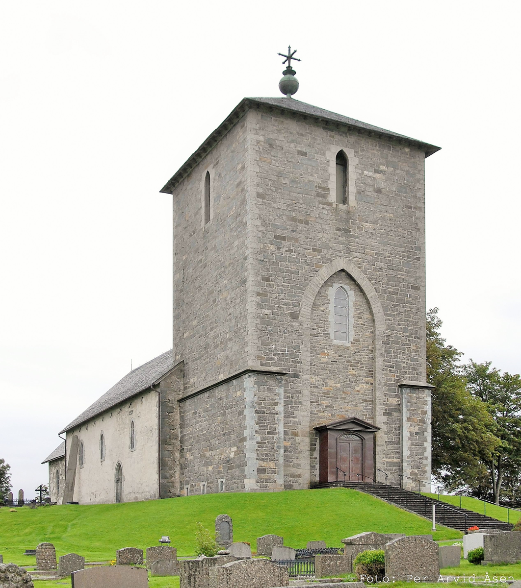 Steinkirke fra middelalderen, oppført ca år 1250.
