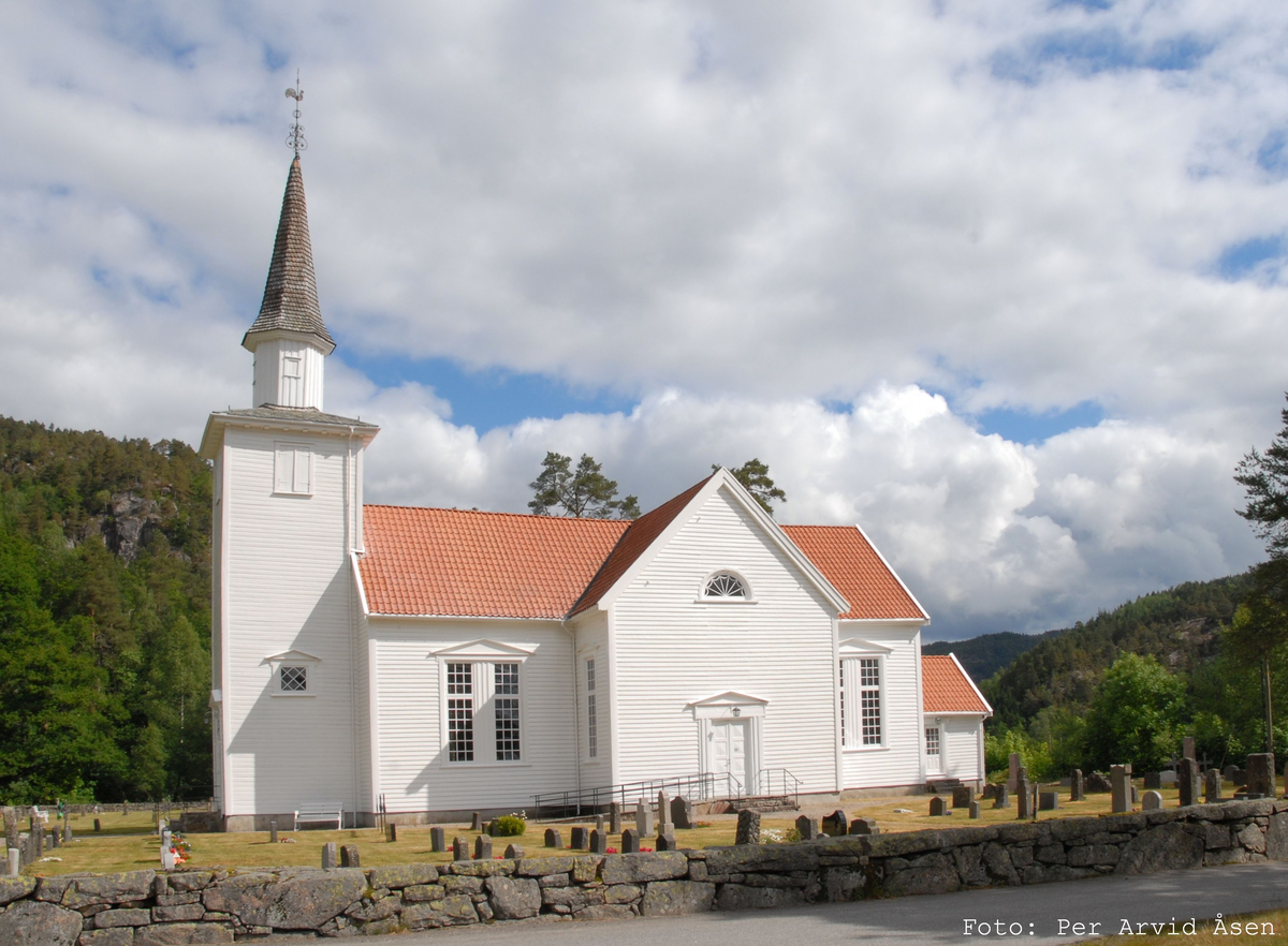Trekirke oppført i 1848.