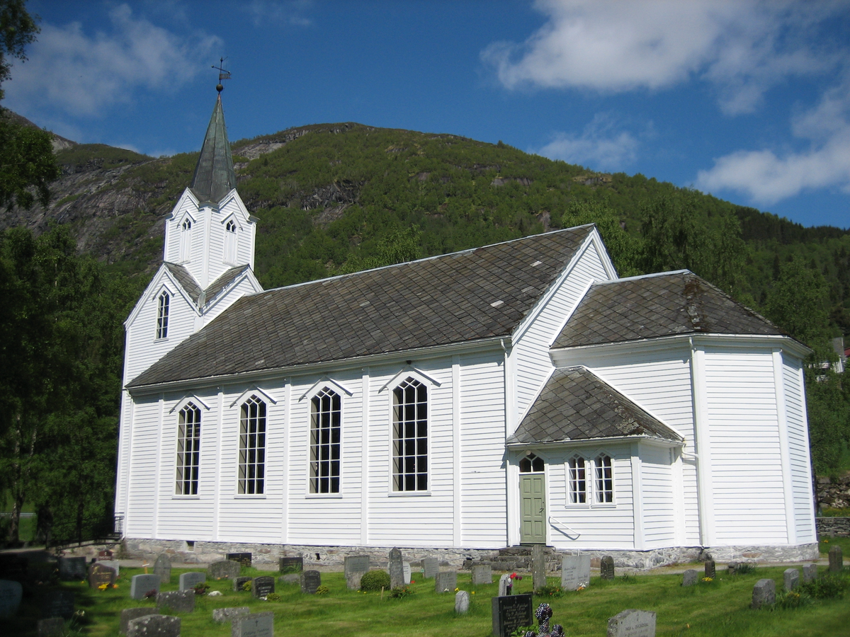 Trekirke oppført i 1877.