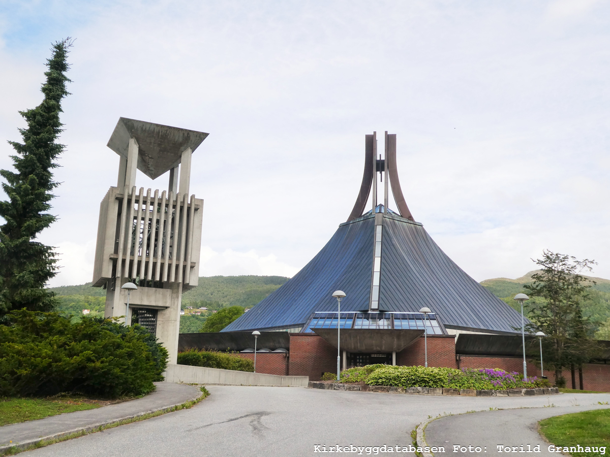 Mur/steinkirke oppført i 1990.