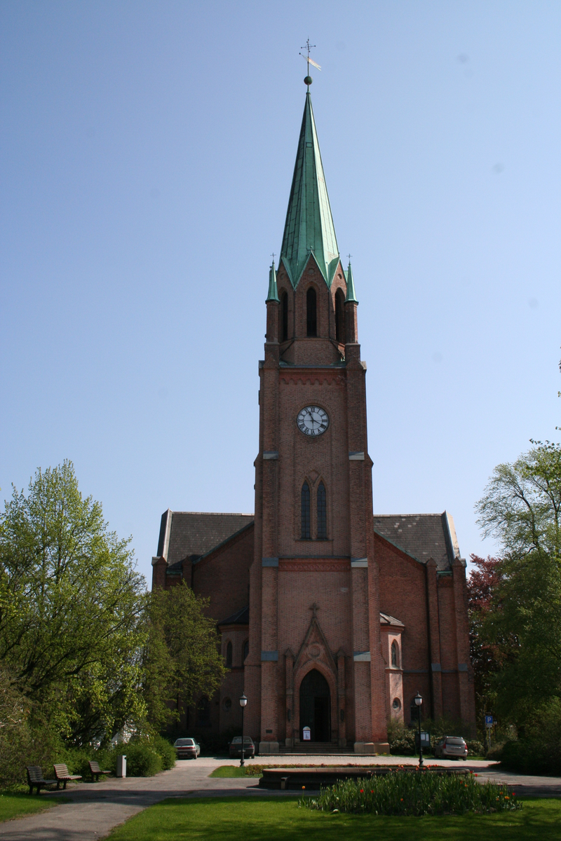 Mur/steinkirke oppført i 1880.