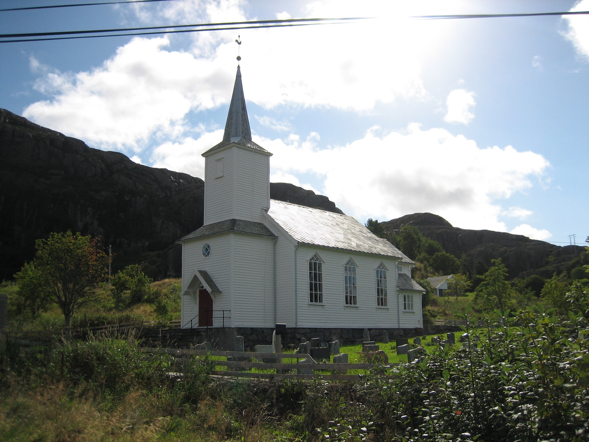 Trekirke oppført i 1891.