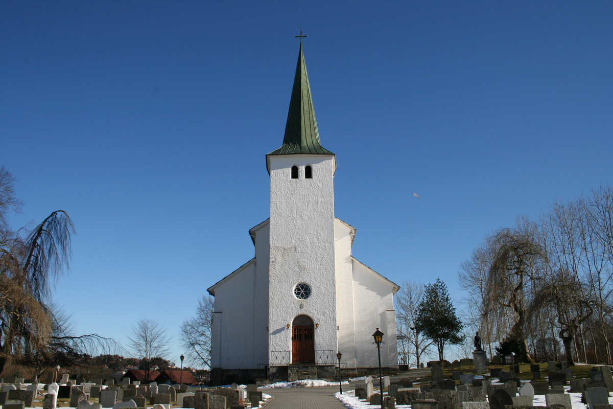 Mur/steinkirke oppført i 1857.