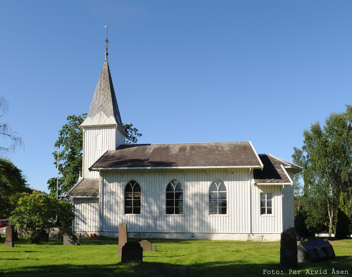 Trekirke oppført i 1892.