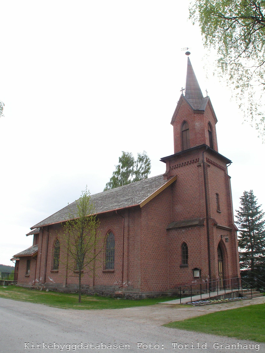 Mur/steinkirke oppført i 1869.
