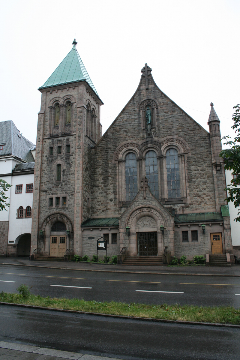 Mur/steinkirke oppført i 1907.