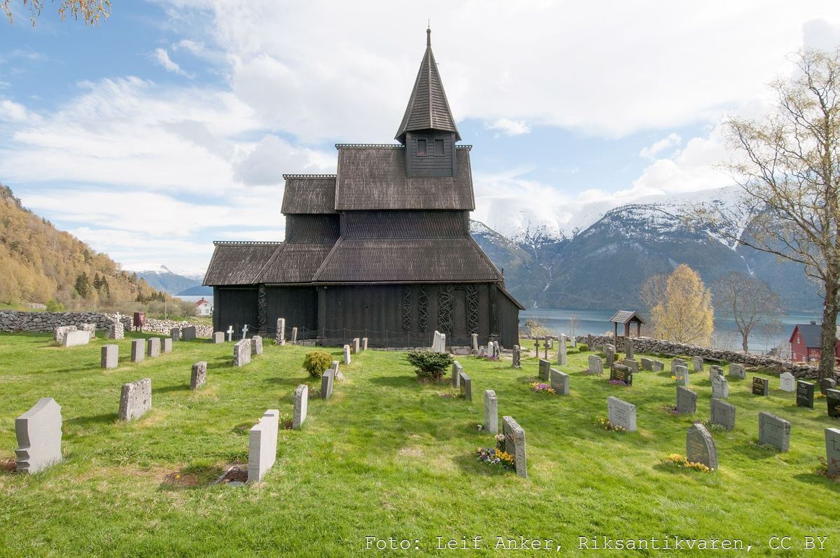 Stavkirke, oppført ca år 1130.