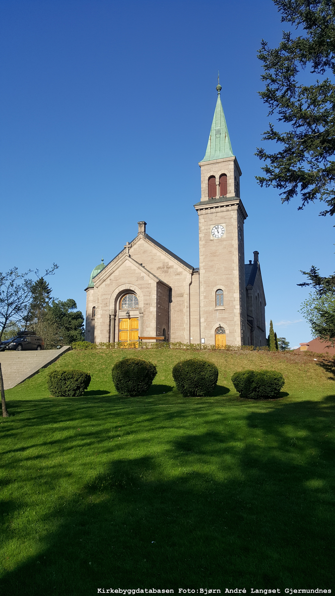 Mur/steinkirke oppført i 1902.