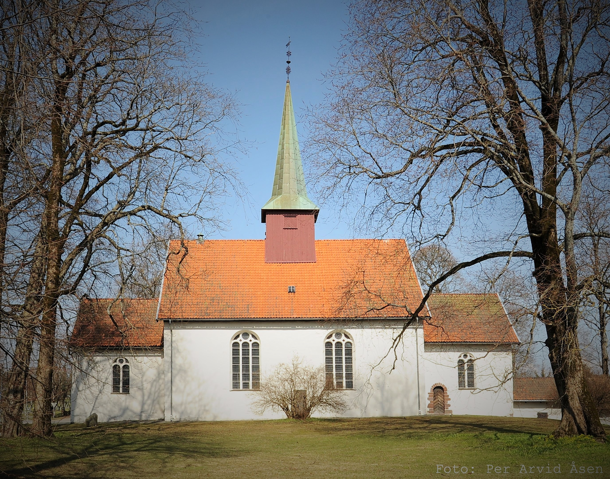 Steinkirke fra middelalderen, oppført ca år 1100.