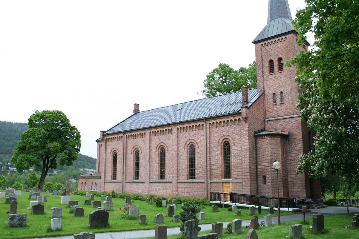 Mur/steinkirke oppført i 1861.
