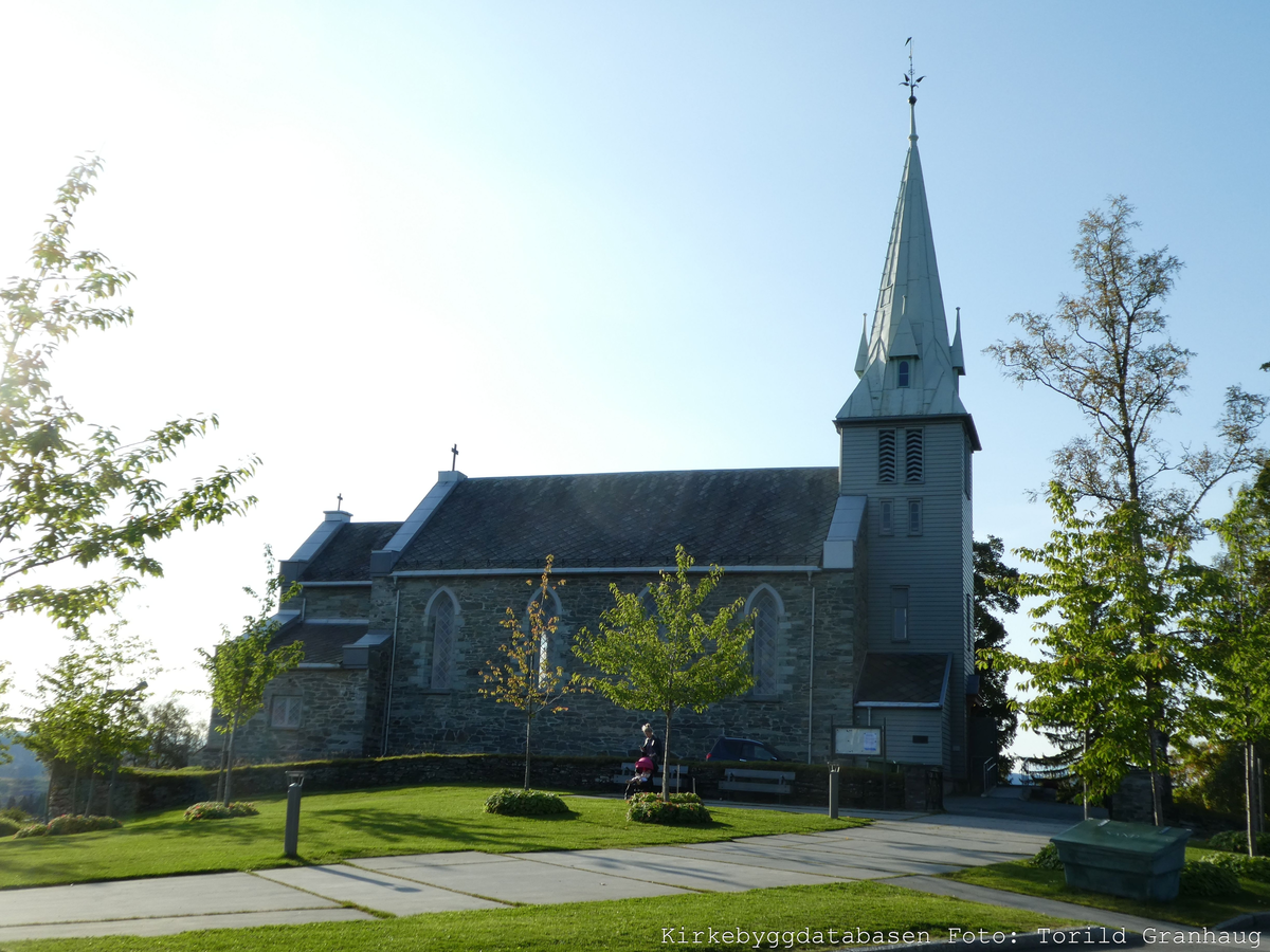 Mur/steinkirke oppført i 1857.