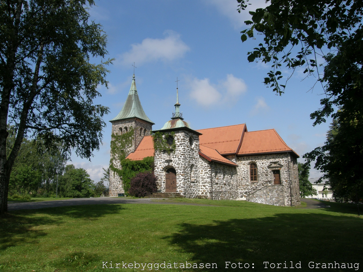 Mur/steinkirke oppført i 1929.
